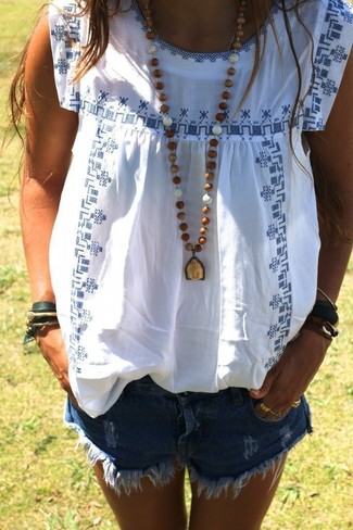 Какие шорты носить с бело-синей блузой-крестьянкой