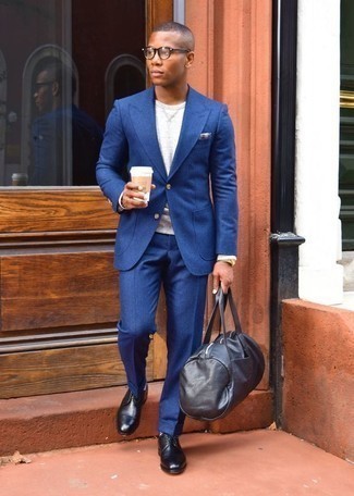 С чем носить бело-синий нагрудный платок в шотландскую клетку