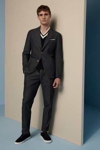 С чем носить бело-синюю футболку-поло мужчине