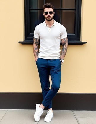 С чем носить бело-синюю футболку-поло мужчине