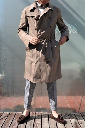 С чем носить бело-синюю бандану с принтом мужчине