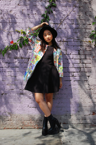 С чем носить бело-синее пальто с принтом женщине