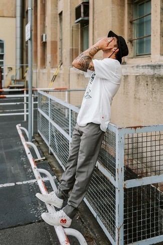 С чем носить бело-синие низкие кеды с принтом мужчине