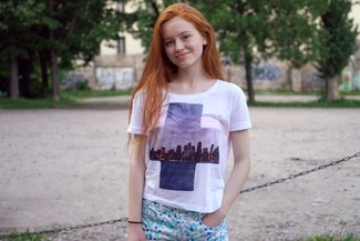 С чем носить бело-синие брюки с принтом женщине