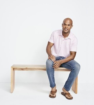 С чем носить бело-синюю футболку-поло с принтом мужчине