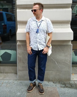 С чем носить бело-синюю рубашку с принтом мужчине