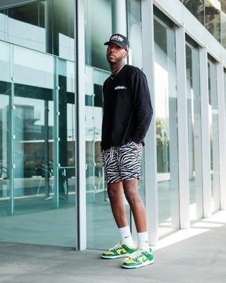 С чем носить бело-синие шорты с принтом мужчине