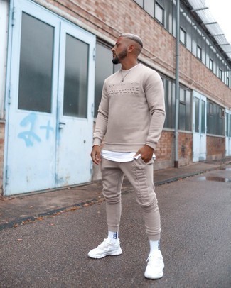 С чем носить бело-синие носки с принтом мужчине