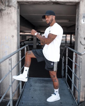 С чем носить бело-синие носки с принтом мужчине