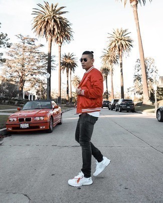 С чем носить бело-синие носки с принтом мужчине