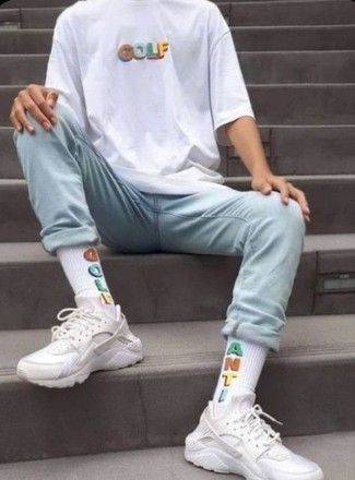 С чем носить бело-синие носки с принтом мужчине