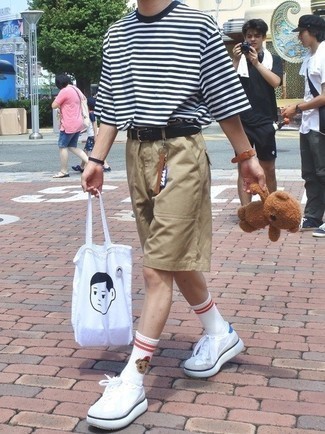 С чем носить бело-синие носки с принтом мужчине