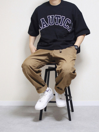 С чем носить бело-синие носки с принтом мужчине