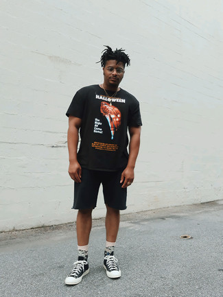 С чем носить бело-синие носки с принтом мужчине