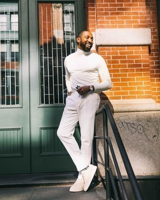 С чем носить бело-синие носки с принтом мужчине