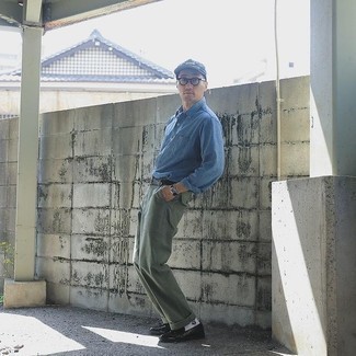 С чем носить бело-синие носки с принтом мужчине