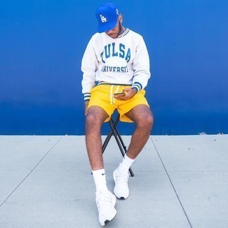 С чем носить бело-синий свитшот с принтом мужчине