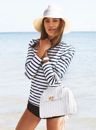 С чем носить бело-синюю сумку-саквояж