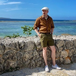 С чем носить бело-синий шарф мужчине