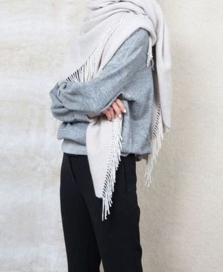 С чем носить бело-синий шарф женщине