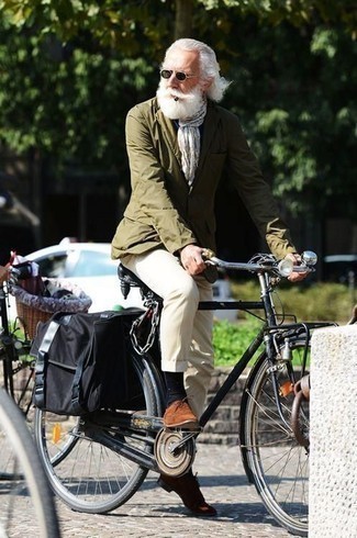 С чем носить бело-синий шарф мужчине