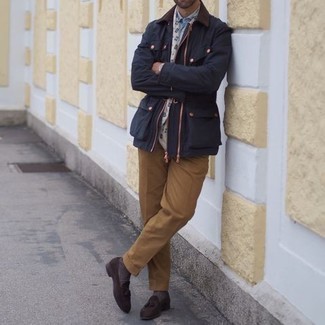 С чем носить бело-синий шарф мужчине