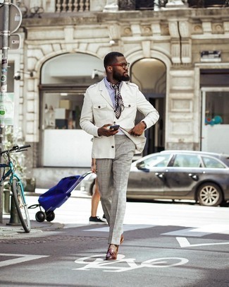 С чем носить бело-синий шарф мужчине