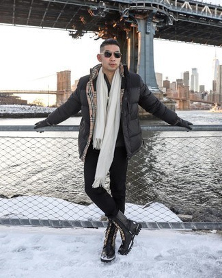 С чем носить бело-синий шарф мужчине