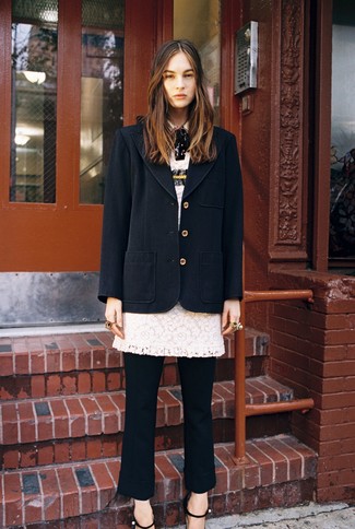 С чем носить бело-синее платье-футляр