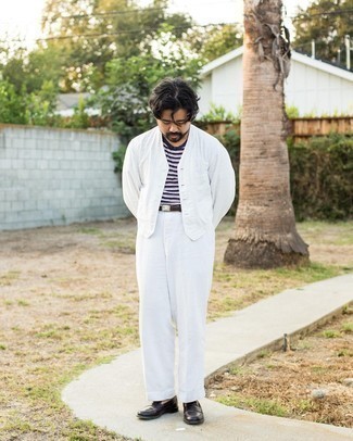 С чем носить бело-синюю куртку-рубашку мужчине