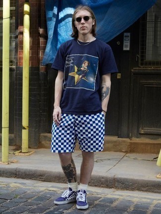 С чем носить бело-синие шорты мужчине