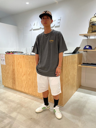 С чем носить бело-синие шорты мужчине