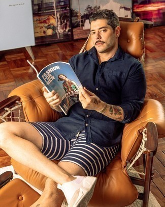 С чем носить бело-синие шорты мужчине