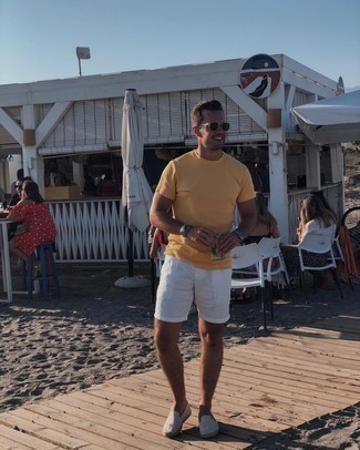 С чем носить бело-синие шорты мужчине