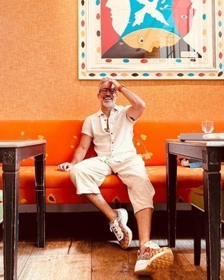 С чем носить бело-синие шорты мужчине