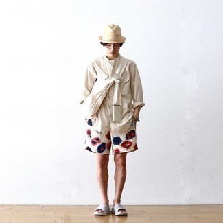 С чем носить бело-синие шорты мужчине