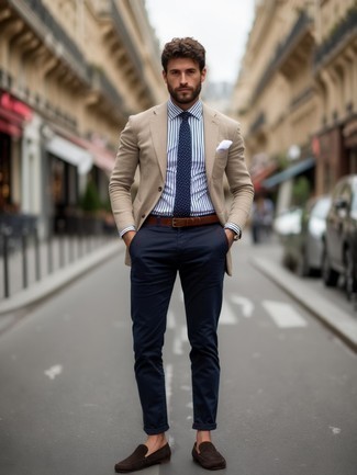 С чем носить бело-синий шелковый нагрудный платок