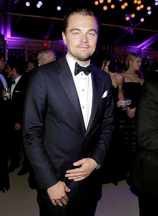 С чем носить бело-синий шелковый нагрудный платок