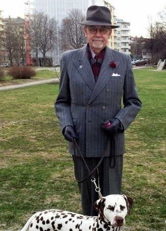 С чем носить бело-синий шелковый нагрудный платок