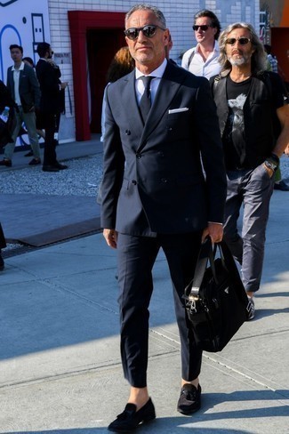 С чем носить бело-синий шелковый нагрудный платок