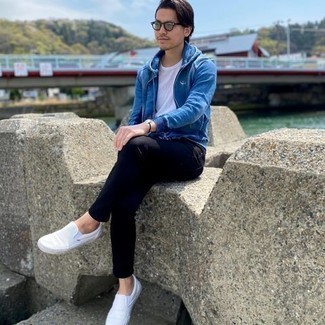 С чем носить бело-синие слипоны мужчине