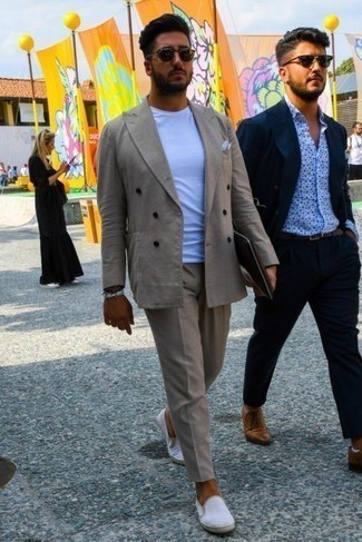 С чем носить бело-синие слипоны мужчине