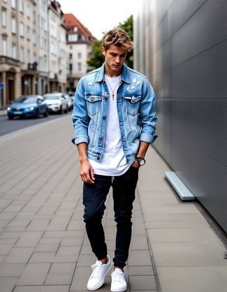 С чем носить бело-синие кеды мужчине