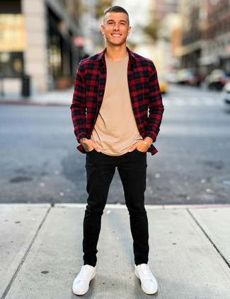 С чем носить бело-синие кеды мужчине