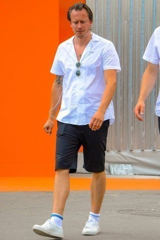 С чем носить бело-синие носки мужчине