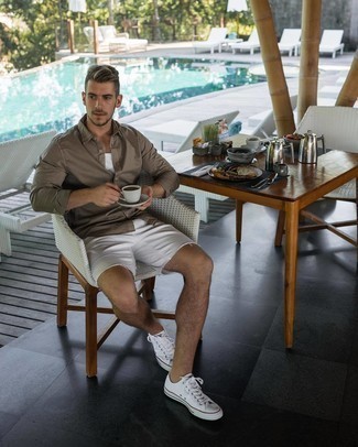 Какие шорты носить с бело-синей майкой мужчине