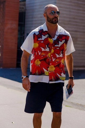 Какие шорты носить с бело-синей майкой мужчине