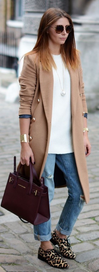 Какое пальто носить с бело-синей туникой