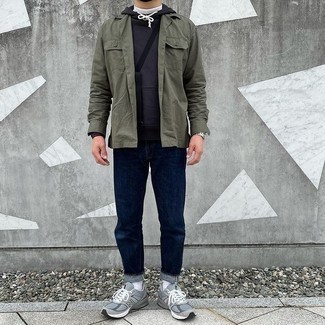 Какие кроссовки носить с бело-синей водолазкой мужчине