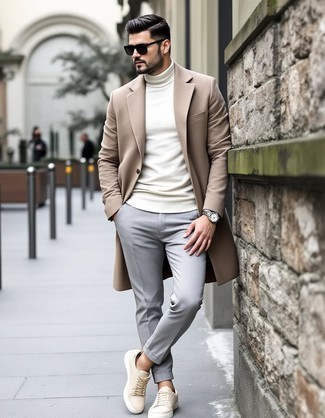 Какие брюки чинос носить с бело-синей водолазкой